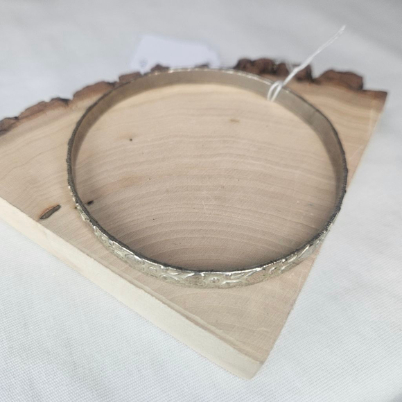 Vintage Floral and Heart Stamped Silver Tone Bangle 70s GUC 8.25" - Picture 3 of 7